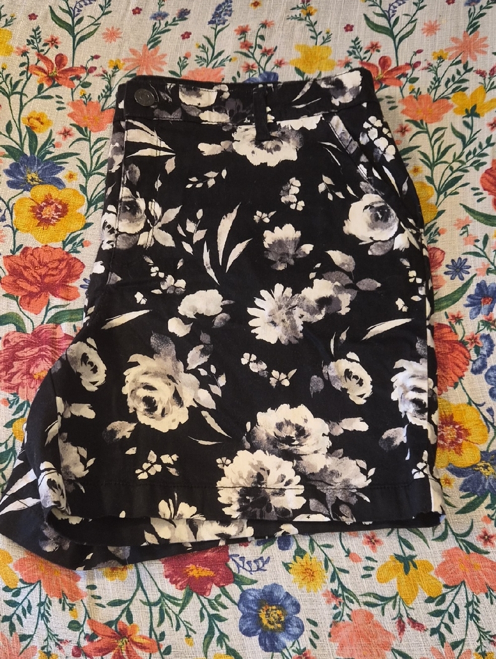 Gloria Vanderbilt Black Mini Shorts with White Floral Print